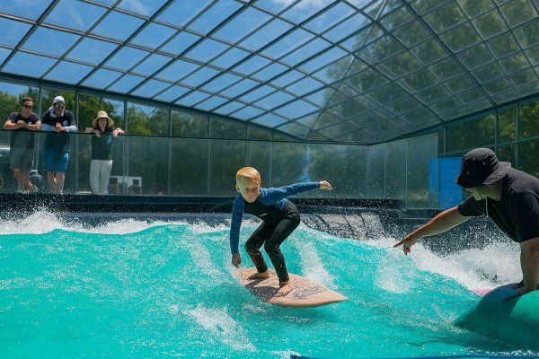 Amsterdammer ontwikkelt eerste 'surf-kas' die kanaalwater zuivert